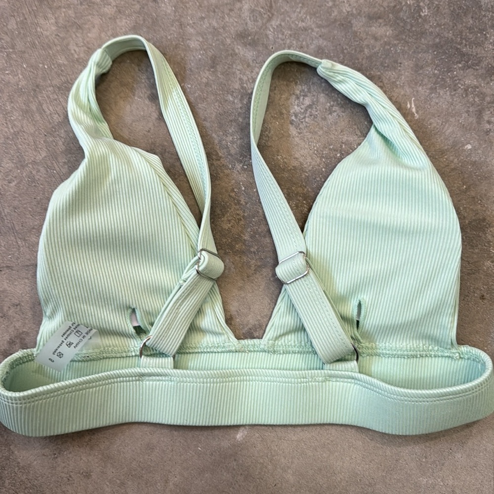 Bikini - Picture 3 of 8